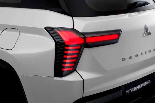 mitsubishi destinator eksterior-rearled